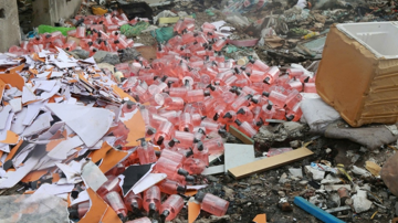 Hàng trăm hộp mỹ phẩm mới cứng bị vứt ngổn ngang tại bãi rác tự phát