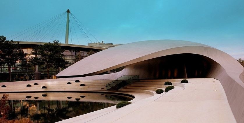 Chiêm ngưỡng cận cảnh nhà máy sản xuất ô tô lớn nhất thế giới: Biểu tượng là 2 toà tháp chọc trời tự động 'nuốt' và 'nhả' 500 chiếc xe mỗi ngày