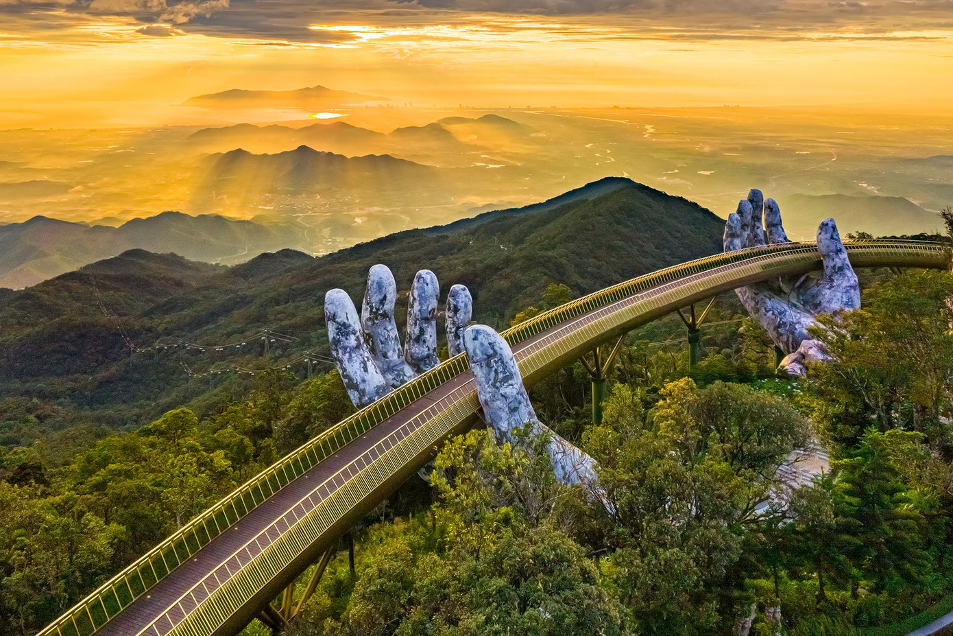 Bình minh trên cầu Vàng ở Bà Nà. Ảnh: BQL Bà Nà Hills. bn1-1744276317-5431-1744598185.jpg