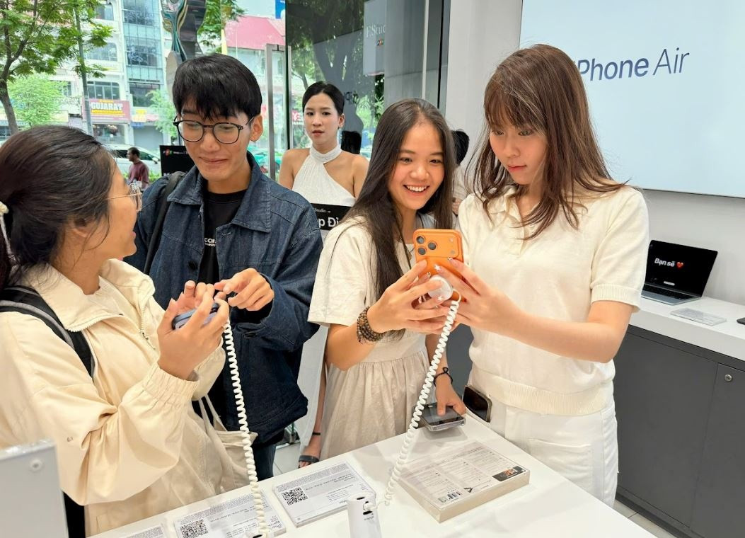 iPhone 17 và iPhone Air chính thức lên kệ tại <a style='text-decoration: none;' href='/FPT'>FPT</a> Shop và F.Studio by <a style='text-decoration: none;' href='/FPT'>FPT</a> ưu đãi đến 8 triệu đồng, bảo hành 17 tháng