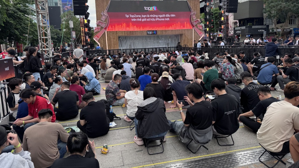 Choáng với số lượng iPhone 17 mở bán trong ngày đầu tiên, khách xếp hàng từ nửa đêm