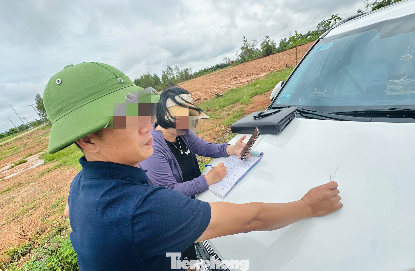 Dù hạ tầng tại khu đất có hệ thống đường, nước, điện nhưng vẫn ký hợp đồng mua bán. tp-298.jpg