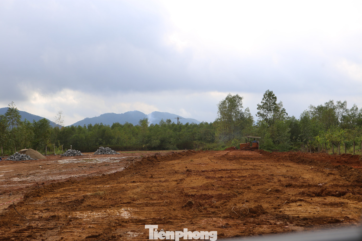 Nhiều khu vực từ đất trồng cây lâu năm được môi giới gom mua, chuyển đổi mục đích rồi phân lô rao bán rầm rộ. tp-2is.jpg