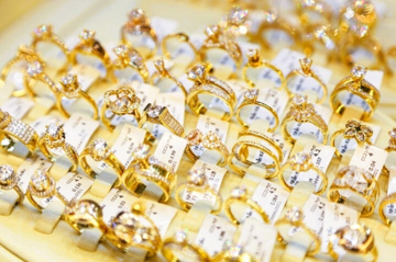 Bất ngờ: Giá vàng nhẫn trong nước có nơi rẻ hơn vàng thế giới