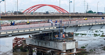 Cây cầu nặng 11.000 tấn tại TP. HCM lần đầu được áp dụng công nghệ kích nâng quy mô lớn