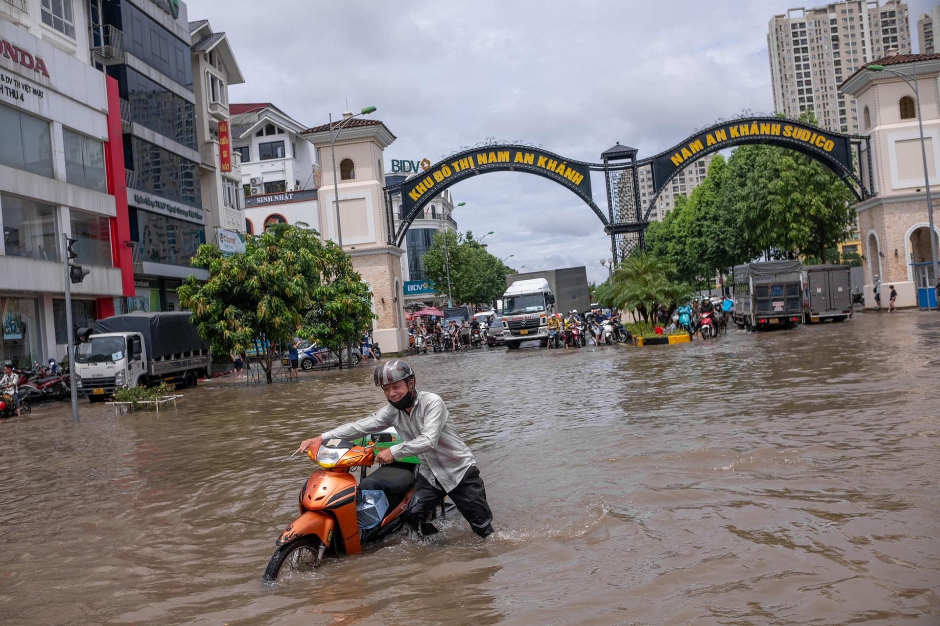 Nghịch lý bất động sản Thủ đô: Loạt khu đô thị ‘nhà giàu’ mênh mông biển lớn sau mưa lớn, giá nhà vẫn ở mức ngất ngưởng- Ảnh 1.