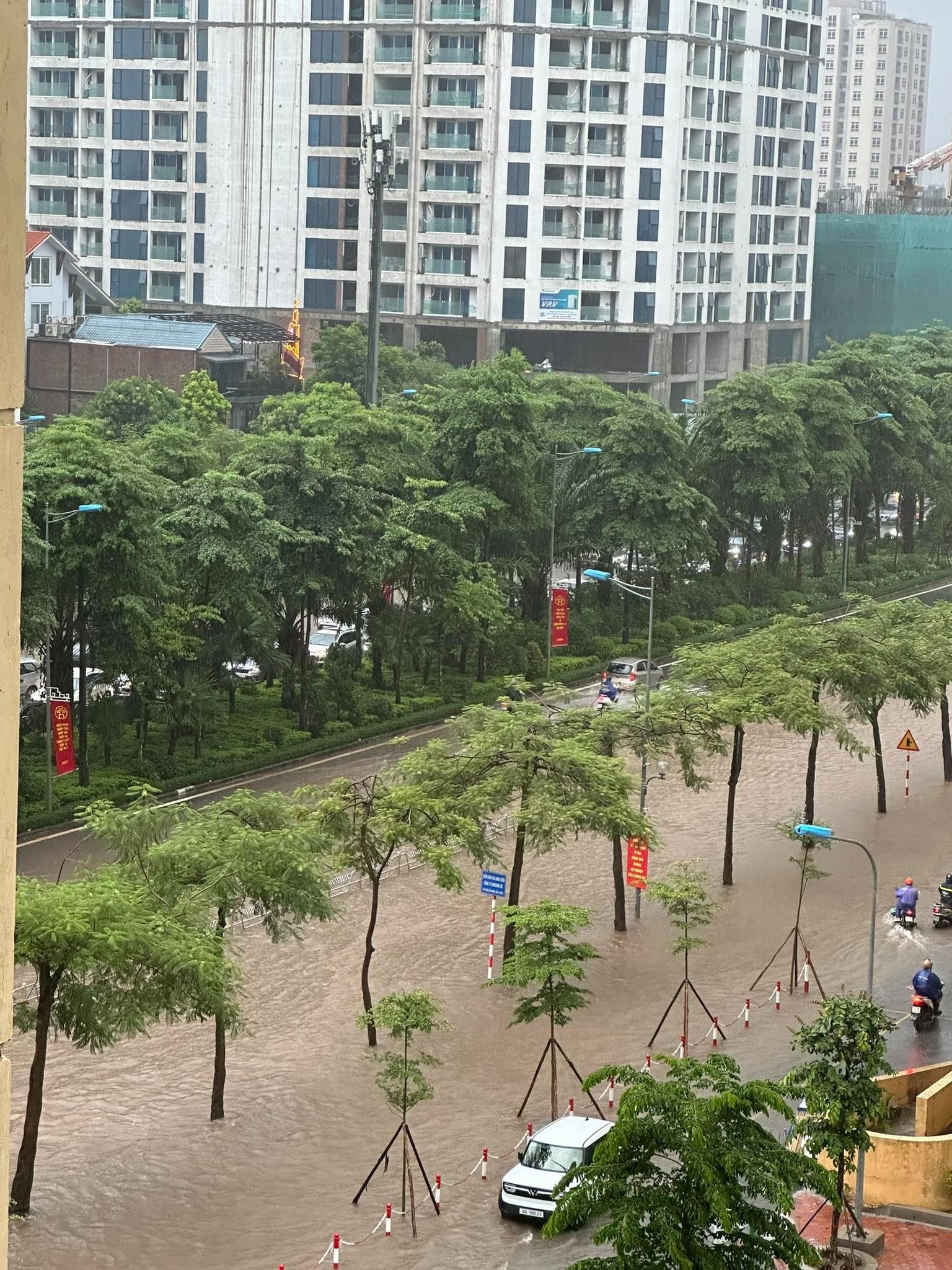 Nghịch lý bất động sản Thủ đô: Loạt khu đô thị ‘nhà giàu’ mênh mông biển lớn sau mưa lớn, giá nhà vẫn ở mức ngất ngưởng- Ảnh 2.