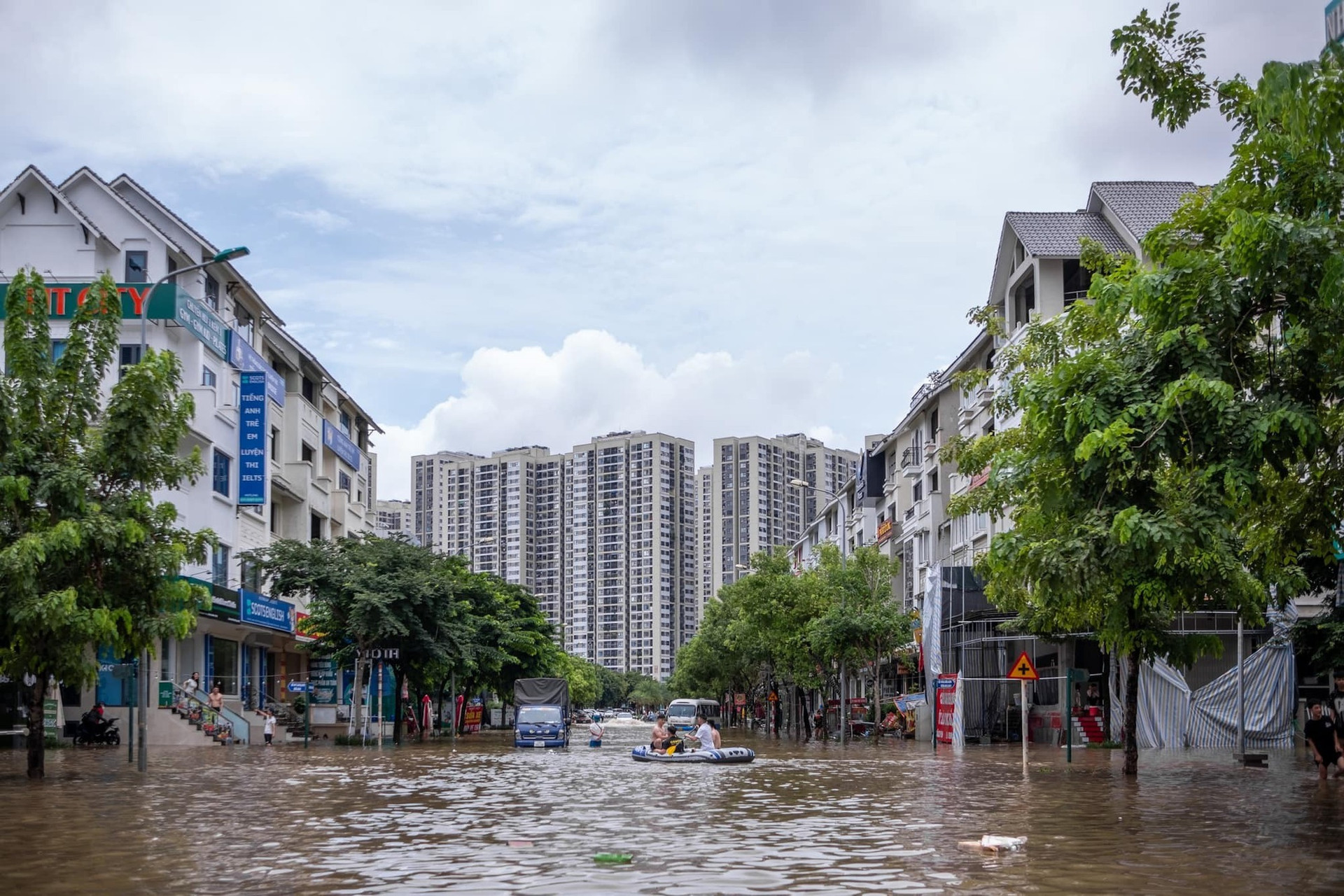 Nghịch lý bất động sản Thủ đô: Loạt khu đô thị ‘nhà giàu’ mênh mông biển lớn sau mưa lớn, giá nhà vẫn ở mức ngất ngưởng- Ảnh 3.