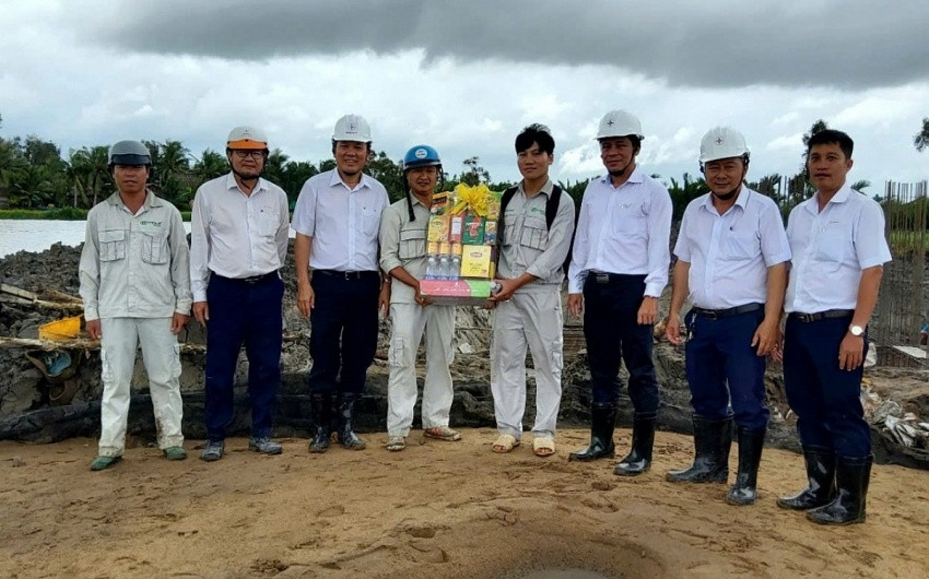 Hơn 800 công nhân làm việc xuyên lễ để đảm bảo tiến độ lưới điện miền Nam