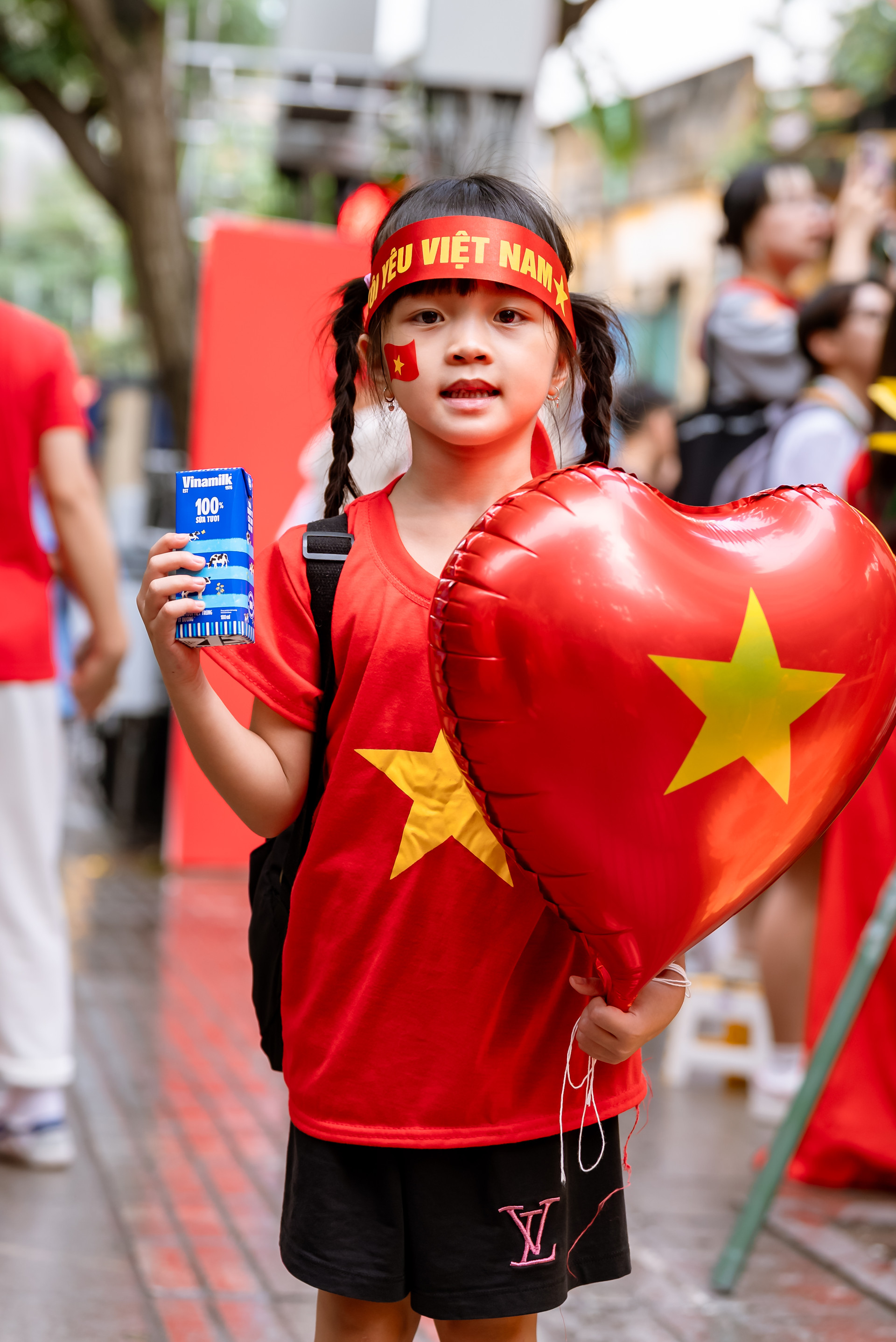 Những mầm non tham gia ngày hội lớn của dân tộc. Những chủ nhân tương lai của đất nước đang được chăm sóc đủ đầy, bằng dinh dưỡng và tri thức; bằng tình yêu, sự gìn giữ và niềm tin của cả một dân tộc dành cho tương lai. (Ảnh: Vi Nam).