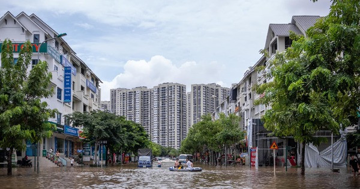 Nghịch lý bất động sản Thủ đô: Loạt khu đô thị ‘nhà giàu’ mênh mông biển lớn sau mưa lớn, giá vẫn ở mức ngất ngưởng