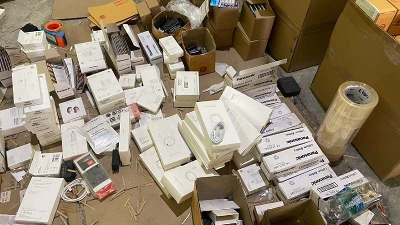 Lần theo chiếc xe tải bất thường, công an triệt phá đường dây sản xuất hàng nhái với quy mô lên tới 600.000 sản phẩm: Toàn thương hiệu quen