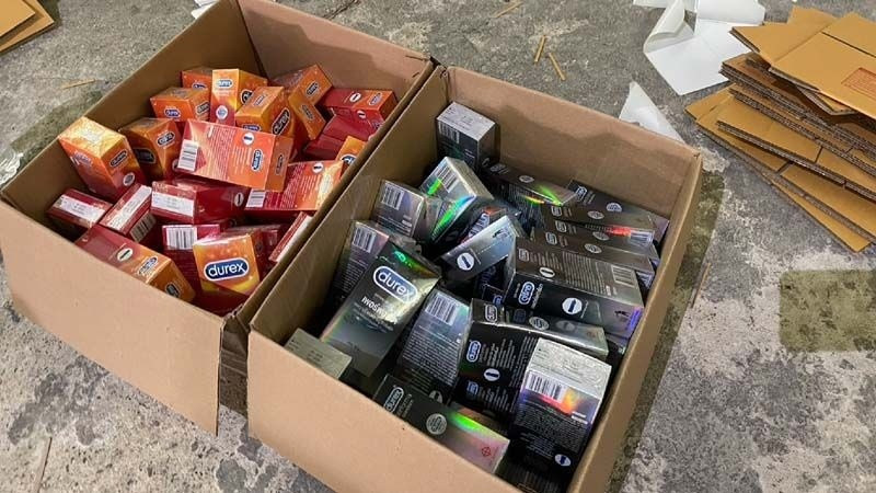 Lần theo chiếc xe tải bất thường, công an triệt phá đường dây sản xuất hàng nhái với quy mô lên tới 600.000 sản phẩm: Toàn thương hiệu quen