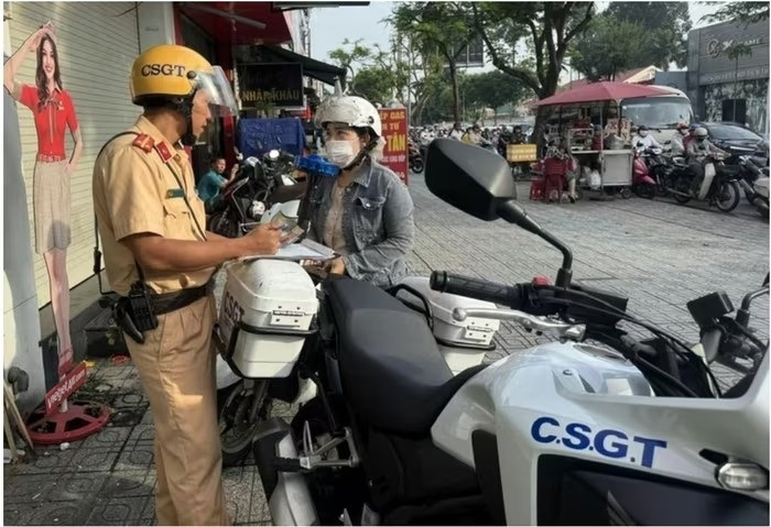 Hơn 100 tài xế tại một địa phương bị xử lý khi chạy xe trên vỉa hè, mức phạt gây chú ý