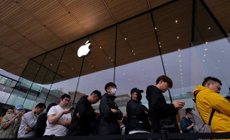 iPhone 17 'gây sốt' tại Trung Quốc: Hàng trăm người xếp hàng trong ngày đầu mở bán, thị phần Apple liệu có hồi sinh?