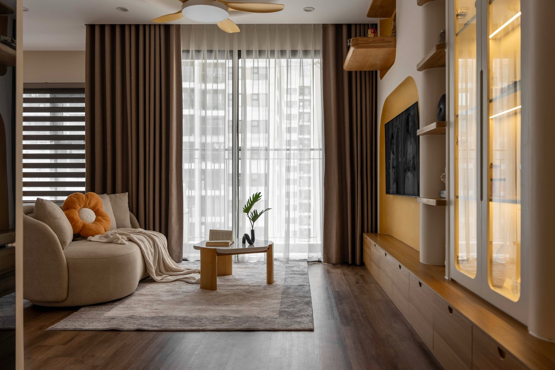 Tổ ấm 70m2 nổi bật với nội thất đương thời và bảng màu ấm cúng- Ảnh 1.