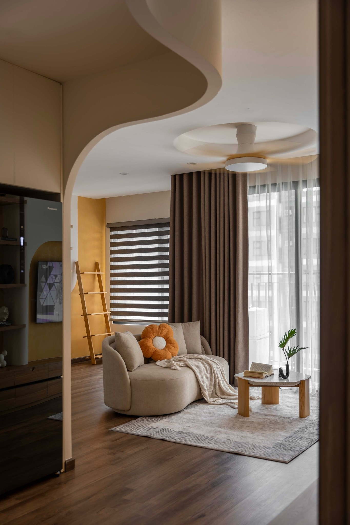 Tổ ấm 70m2 nổi bật với nội thất đương thời và bảng màu ấm cúng- Ảnh 2.