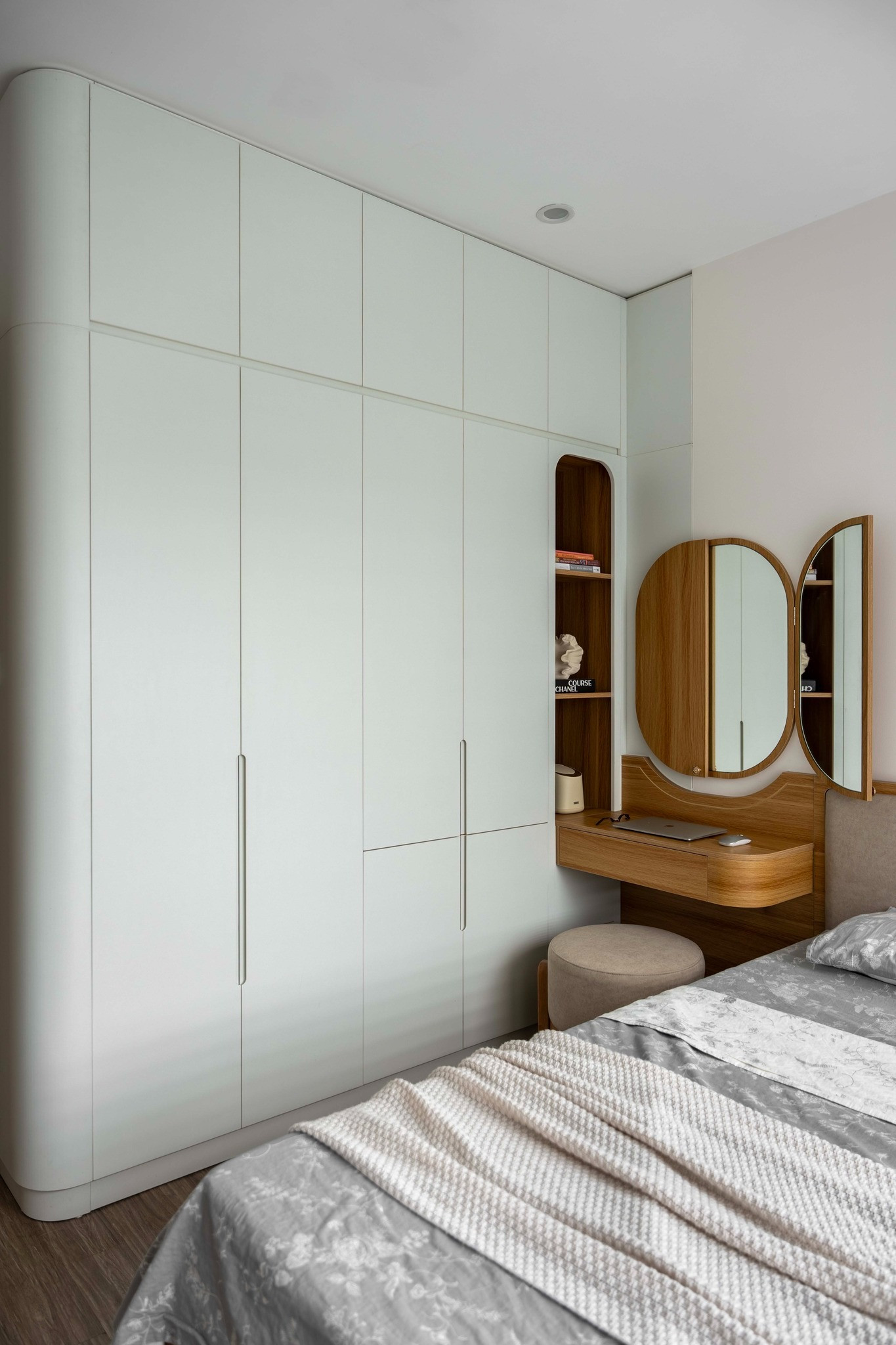 Tổ ấm 70m2 nổi bật với nội thất đương thời và bảng màu ấm cúng- Ảnh 8.