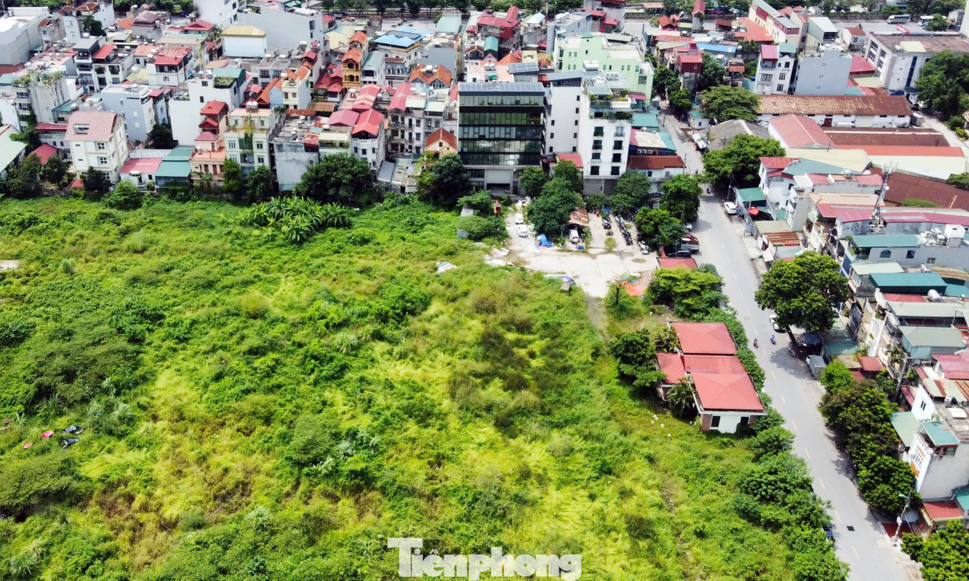 Trao đổi với PV, một cán bộ phường Thịnh Liệt cũ (nay là phường Hoàng Mai) cho biết, khu đất này trước đây là cơ sở sản xuất do CTCP Đầu tư và Bê tông Thịnh Liệt quản lý sử dụng. Tuy nhiên, sau khi thực hiện di dời khu đất này bỏ hoang cả chục năm. Cũng theo vị cán bộ này, năm 2015, Hà Nội công bố quy hoạch chi tiết Khu chức năng đô thị Thịnh Liệt, tỷ lệ 1/500. Theo quy hoạch được duyệt, tại đây dự kiến xây 6 toà chung cư cao tầng nhưng đến nay dự án vẫn tp-khu-chuc-nang-do-thi-thinh-liet12.jpg