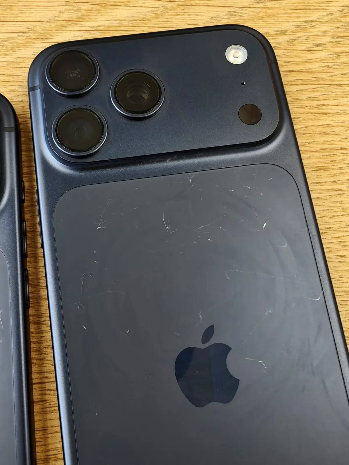 Cầm chưa nóng tay, iPhone 17 Pro và iPhone Air đã lộ khuyết điểm rõ mồn một khiến người dùng kêu trời