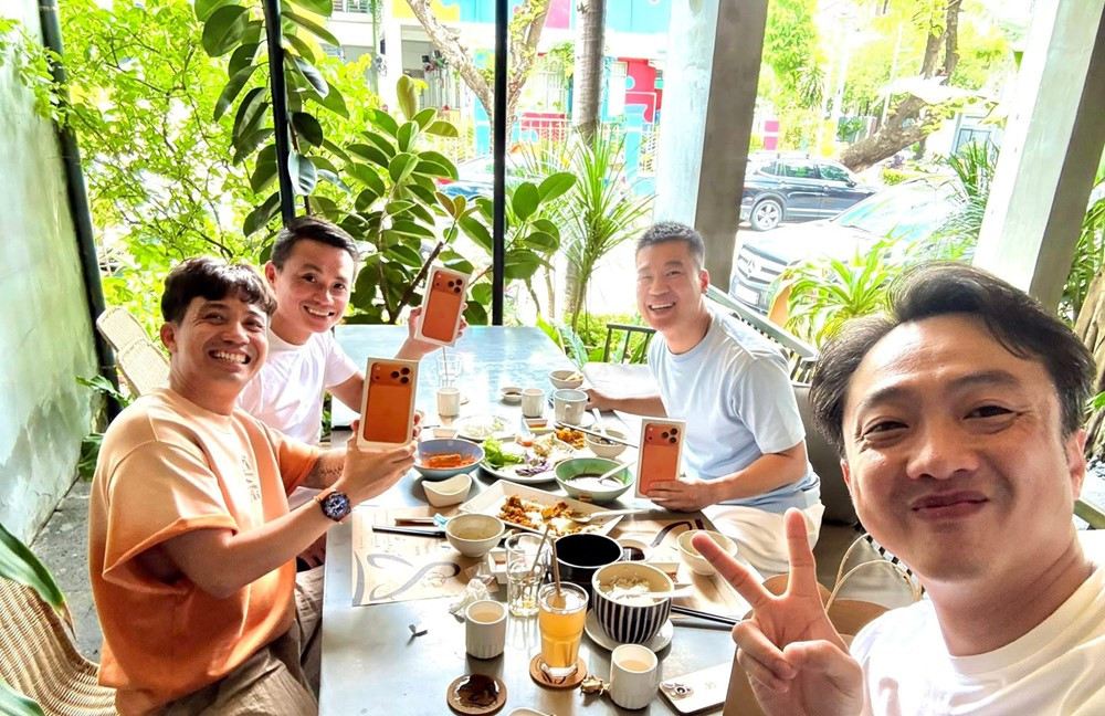 Cường đô la ‘chơi lớn’ mua hàng chục iPhone 17 Pro Max tặng bạn bè và nhân viên - ảnh 2