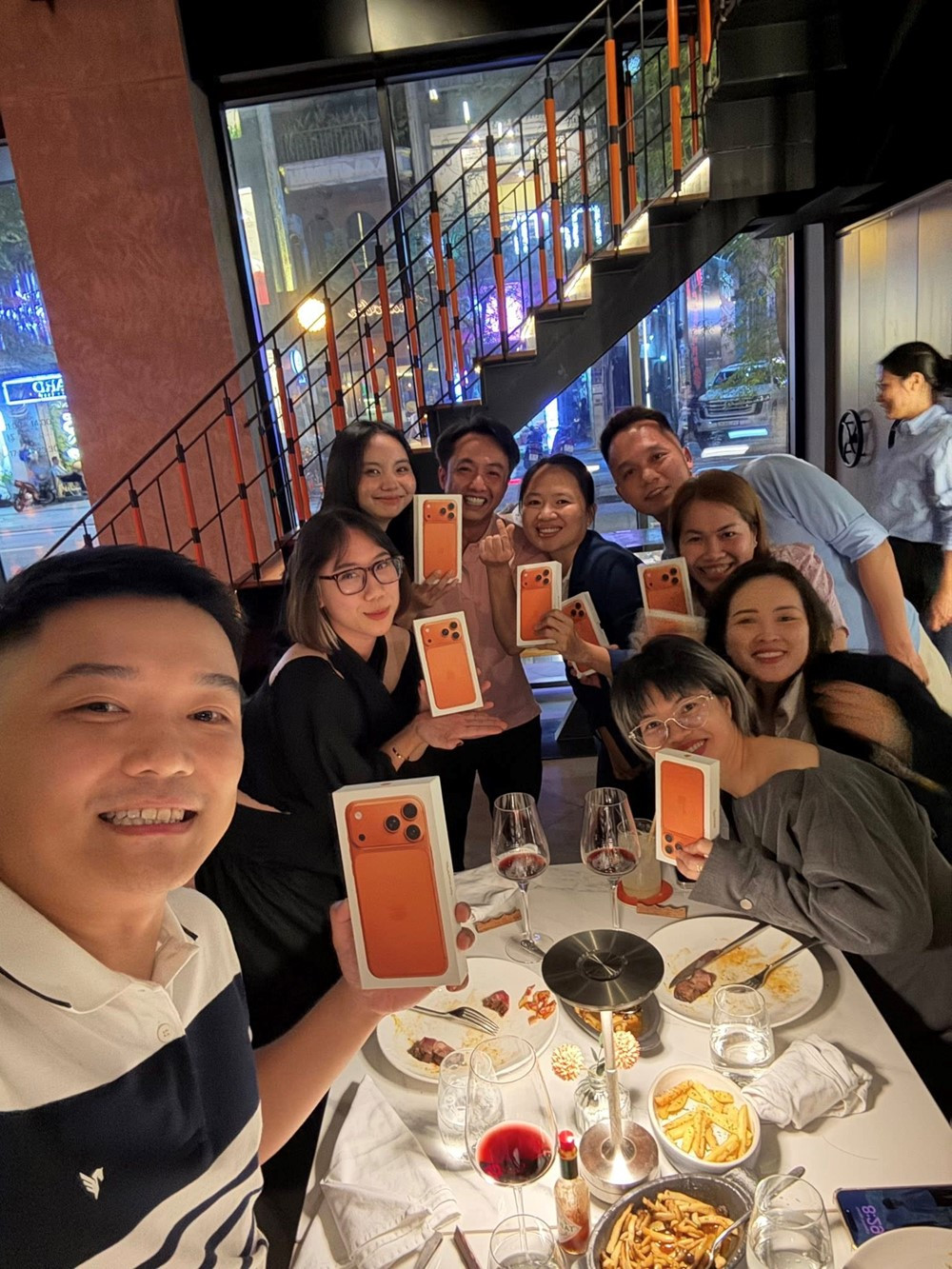 Cường đô la ‘chơi lớn’ mua hàng chục iPhone 17 Pro Max tặng bạn bè và nhân viên - ảnh 4