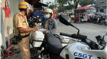 Hơn 100 tài xế tại một địa phương bị xử lý khi chạy xe trên vỉa hè, mức phạt gây chú ý