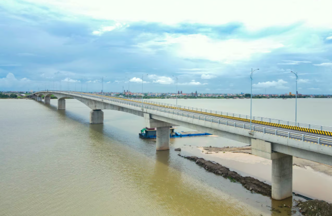 Cầu vượt sông nghìn tỷ nối 2 tỉnh miền Bắc, kết thúc hơn 200 năm di chuyển bằng đò của người dân bên sông Hồng sắp thông xe- Ảnh 1. Cầu vượt sông nghìn tỷ nối 2 tỉnh miền Bắc, kết thúc hơn 200 năm di chuyển bằng đò của người dân bên sông Hồng sắp thông xe- Ảnh 1.