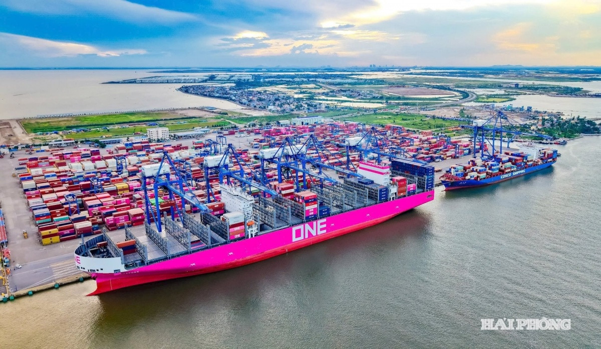 Siêu tàu màu hồng lớn nhất từ trước đến nay cập cảng miền Bắc Việt Nam: Ai đứng sau? Siêu tàu màu hồng lớn nhất từ trước đến nay cập cảng miền Bắc Việt Nam: Ai đứng sau?