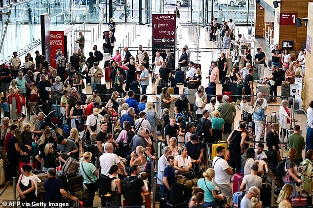 Hành khách xếp hàng tại nhà ga số 1 của sân bay Berlin Brandenburg BER Willy-Brandt ở Schoenefeld, phía đông nam Berlin, Đức. Nguồn: AFP. 102305435-15117189-image-a-7-1758373630697.jpg