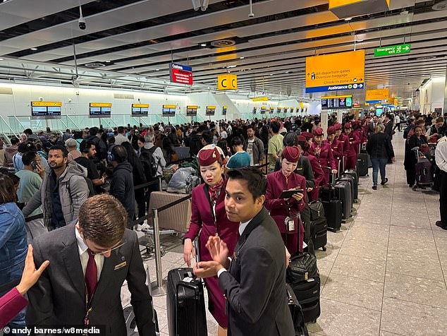 Hàng dài người xếp hàng tại Nhà ga số 4 sau khi tin tặc tấn công. Nguồn: andy barnes/w8media. 102305433-15117189-image-a-4-1758373528230.jpg