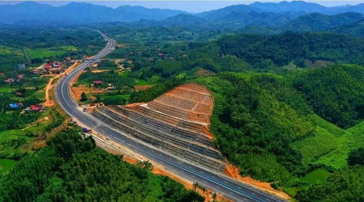 Cao tốc Vinh - Thanh Thủy có điểm đầu giao với cao tốc Bắc - Nam phía Đông đoạn Diễn Châu - Bãi Vọt, điểm cuối kết nối Khu kinh tế cửa khẩu Thanh Thủy. Ảnh minh họa: Phi Long. ct6.jpg