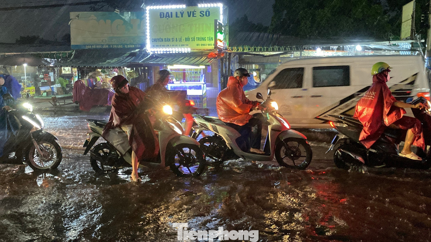 Thời tiết TPHCM trong 10 ngày cuối tháng 9 được dự báo sẽ có mưa rào và dông nhiều nơi vào trưa, chiều và tối; rải rác xuất hiện mưa vừa, có nơi mưa to. Ảnh minh họa: Hữu Huy tp-ho-hoc-lam.jpg