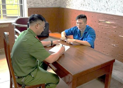 Bắt khẩn cấp Vũ Mạnh Hùng sinh năm 1985 do chiêu trò sổ đỏ giả Bắt khẩn cấp Vũ Mạnh Hùng sinh năm 1985 do chiêu trò sổ đỏ giả