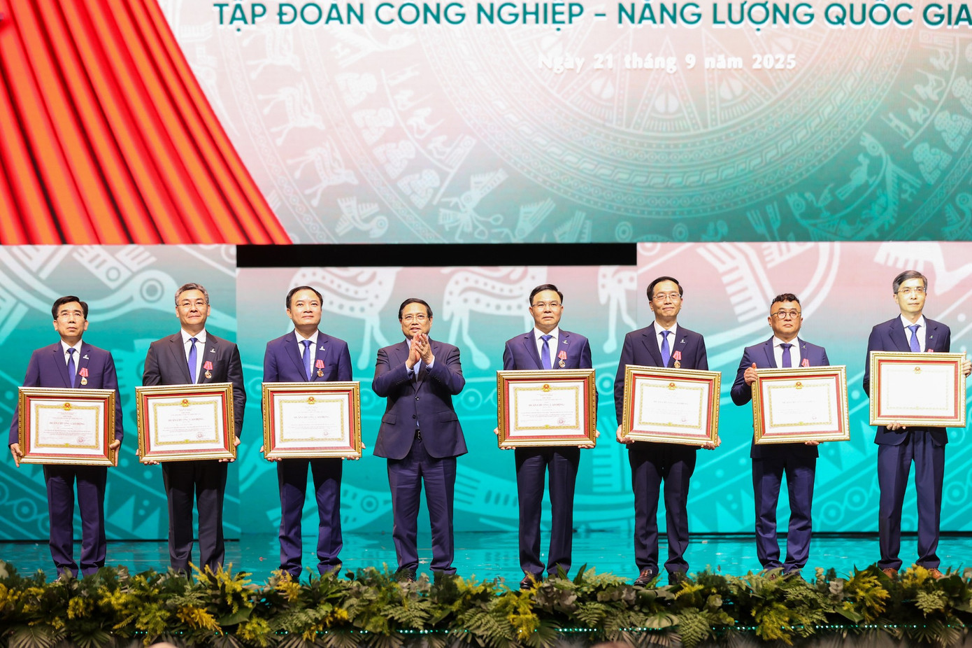 Thủ tướng Phạm Minh Chính trao tặng Huân chương Lao động hạng Nhất, Nhì, Ba cho các cá nhân. 6tong-bi-thu-to-lam.jpg