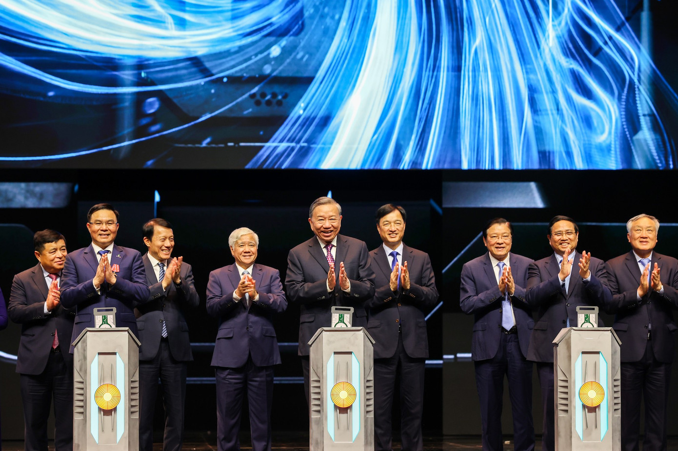 Tổng Bí thư Tô Lâm và các đại biểu làm lễ khởi động khởi động chương trình STEM Innovation Petrovietnam Tổng Bí thư Tô Lâm và các đại biểu làm lễ khởi động khởi động chương trình STEM Innovation Petrovietnam