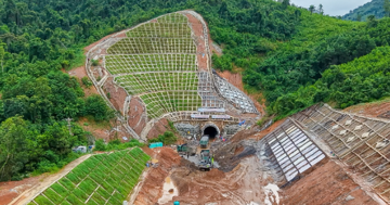 Dự án cải tạo cung đường sắt đẹp nhất thế giới do Đèo Cả thực hiện gặp nhiều khó khăn