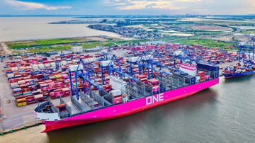 Siêu tàu màu hồng lớn nhất từ trước đến nay cập cảng miền Bắc Việt Nam: Ai đứng sau?