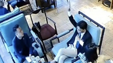 Tổng tài vẫy tay ra hiệu đánh người trong quán cà phê ở Times city từng từ chối 'deal triệu đô' từ 5 năm trước