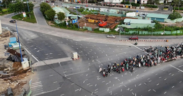 Vạch kẻ chằng chịt, người dân như đi vào mê trận ở nút giao lớn nhất TPHCM