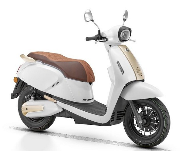 Xe điện phong cách Vespa cực hút mắt, giá 43 triệu đồng: Chạy 105 km/lần sạc, gắn thêm pin đi xa gấp đôi Xe điện phong cách Vespa cực hút mắt, giá 43 triệu đồng: Chạy 105 km/lần sạc, gắn thêm pin đi xa gấp đôi