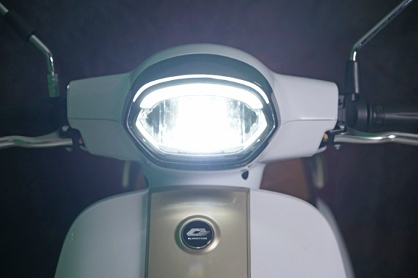 Xe điện phong cách Vespa cực hút mắt, giá 43 triệu đồng: Chạy 105 km/lần sạc, gắn thêm pin đi xa gấp đôi Xe điện phong cách Vespa cực hút mắt, giá 43 triệu đồng: Chạy 105 km/lần sạc, gắn thêm pin đi xa gấp đôi