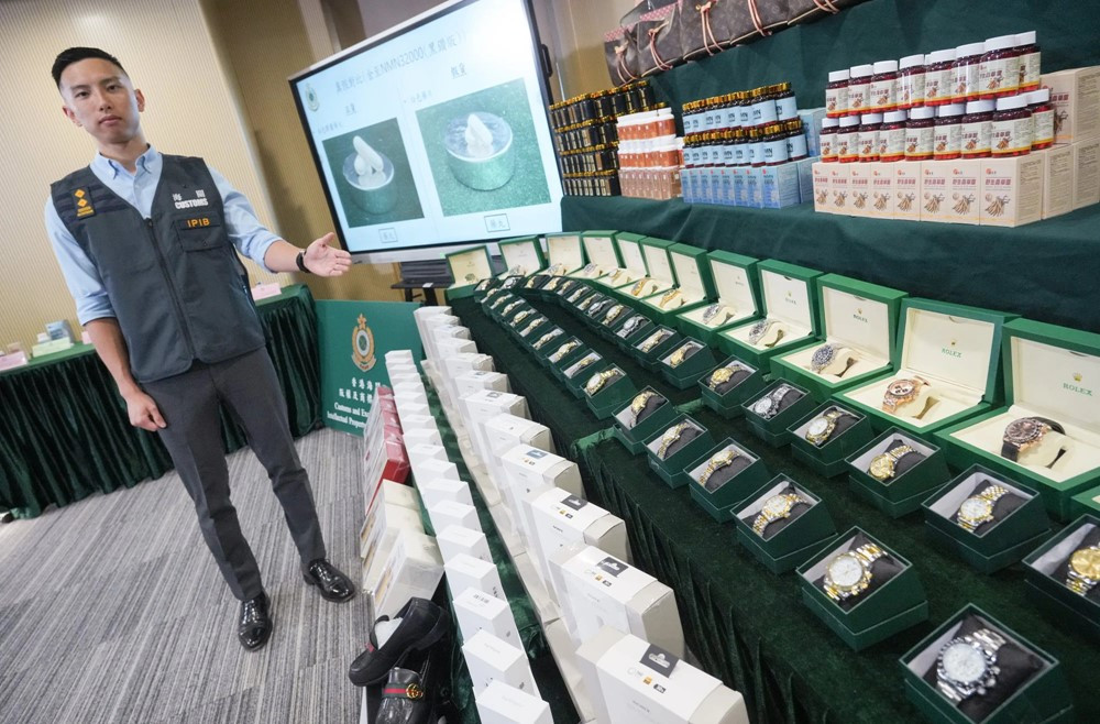 Triệt phá đường dây bán hàng giả trực tuyến quy mô khủng, thu giữ gần 10.000 mặt hàng trị giá hơn 50 tỷ đồng - ảnh 1