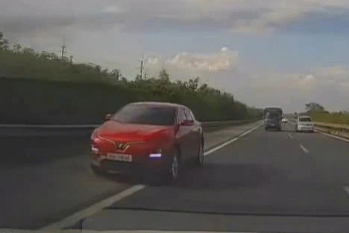 Phóng nhanh, lấn làn khẩn cấp, tạt đầu ô tô: Tài xế Ninh Bình bị 'sờ gáy' sau phản ánh nóng của người dân