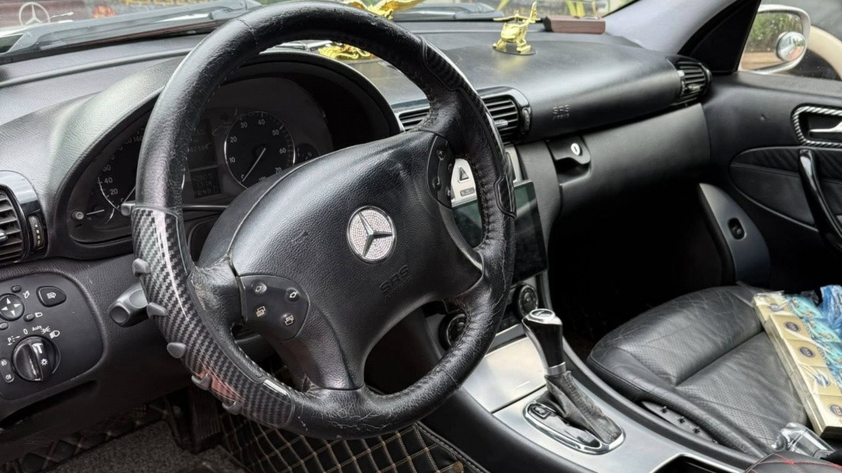 Mercedes-Benz C 240 rao bán chỉ 80 triệu đồng: Cơ hội 'trả thù quá khứ' dành cho ai có ngân sách chỉ đủ mua Honda SH Mercedes-Benz C 240 rao bán chỉ 80 triệu đồng: Cơ hội 'trả thù quá khứ' dành cho ai có ngân sách chỉ đủ mua Honda SH