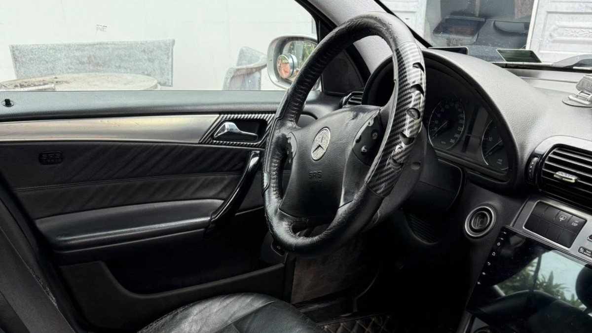 Mercedes-Benz C 240 rao bán chỉ 80 triệu đồng: Cơ hội 'trả thù quá khứ' dành cho ai có ngân sách chỉ đủ mua Honda SH Mercedes-Benz C 240 rao bán chỉ 80 triệu đồng: Cơ hội 'trả thù quá khứ' dành cho ai có ngân sách chỉ đủ mua Honda SH