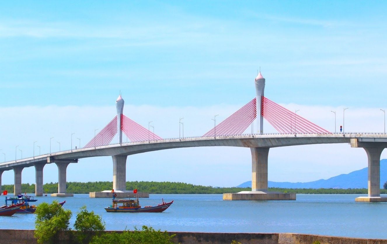 Cầu đẹp nhất Bắc miền Trung: Kiến trúc búp sen ấn tượng, cửa ngõ kết nối 2 tỉnh Nghệ - Tĩnh- Ảnh 1.