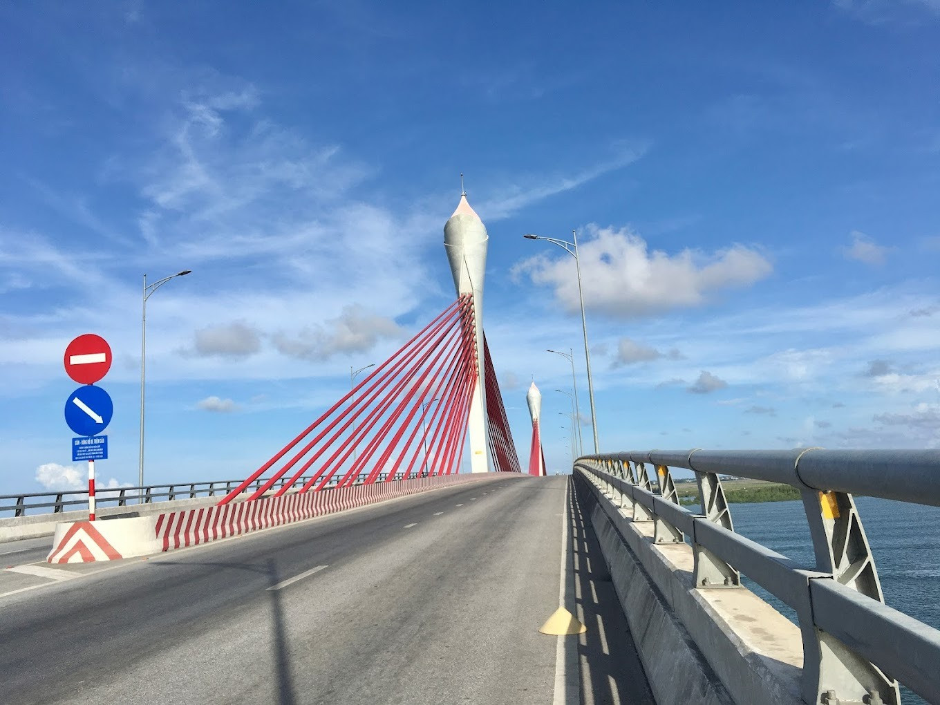 Cầu đẹp nhất Bắc miền Trung: Kiến trúc búp sen ấn tượng, cửa ngõ kết nối 2 tỉnh Nghệ - Tĩnh- Ảnh 2.