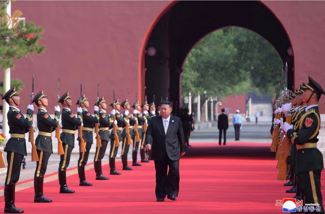 Chủ tịch Triều Tiên đến Bắc Kinh dự lễ diễu binh ngày 3/9. (Ảnh: KCNA) img-0208.jpg