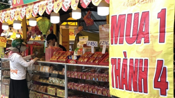 Bánh Trung thu đại hạ giá 'ế chỏng chơ', riêng mặt hàng này khách mua chen nhau đến nghẹt thở